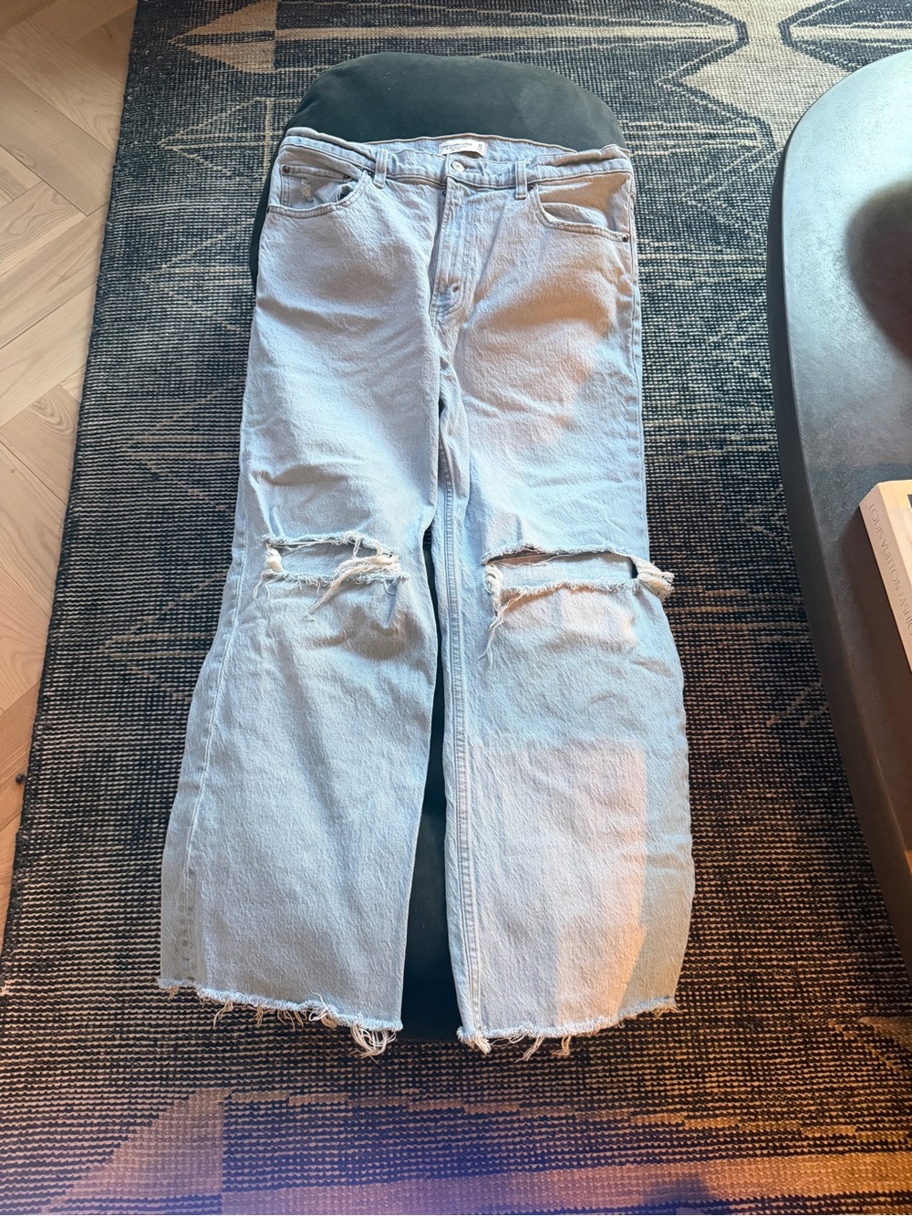 Abercrombie & Fitch ’90s Relaxed High Rise Ripped Jeans 32 Short (14 Short)